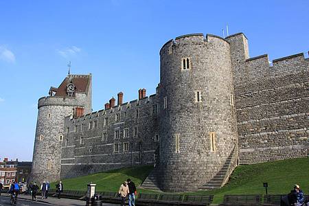 An Weihnachten 2021 verschaffte sich ein junger Mann mit einer Armbrust bewaffnet Zugang zu Schloss Windsor.