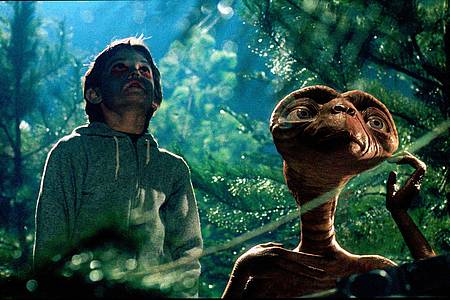 E.T. hofft mit seinem irdischen Freund Elliott (Henry Thomas), dass seine Leute ihn wieder von der Erde abholen.