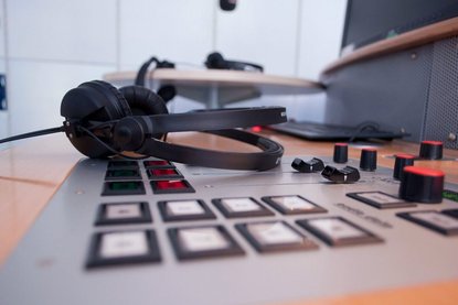 Mischpult mit Kopfhörern