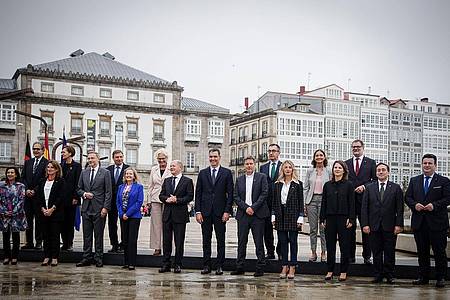 Der spanische Ministerpräsident Pedro Sánchez und Bundeskanzler Olaf Scholz posieren zusammen mit ihren Kabinettskollegen für ein Foto in La Coruña in Spanien.