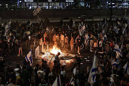 Israelis protestierengegen gegen die Entlassung des israelischen Verteidigungsministers Galant und die Pläne der Regierung, das Justizsystem zu reformieren.