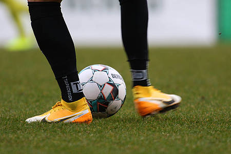 Ball wird gekickt.