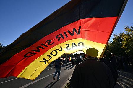 "Wir sind das Volk" steht auf einer Fahne, die ein Teilnehmer auf einer Kundgebung der Thüringer AfD im September trägt.