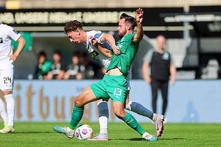 Elversbergs Jannik Rochelt (hinten) und Fürths Orestis Kiomourtzoglou kämpfen um den Ball.
