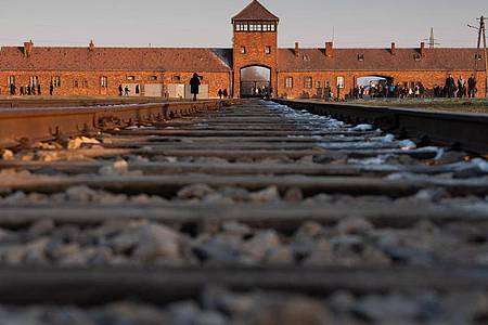 Blick auf das Eingangsportal (Innenseite) im ehemaligen deutschen Konzentrations- und Vernichtungslager Auschwitz. Foto: Robert Michael/dpa-Zentralbild/dpa