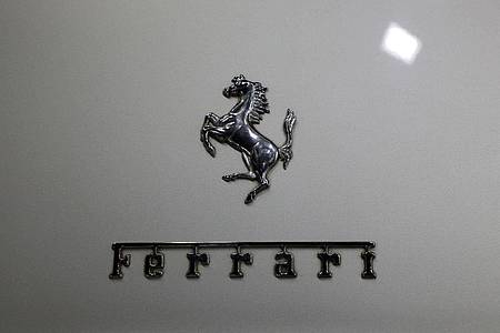 Logo des Autoherstellers Ferrari auf der «Automobile Barcelona».