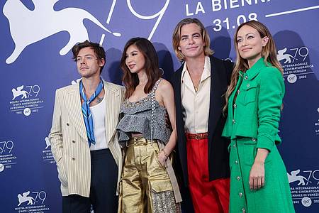 Harry Styles (l-r), Gemma Chan, Chris Pine und Olivia Wilde beim Fototermin für den Film «Don`t Worry Darling» während der 79. Ausgabe der Filmfestspiele von Venedig.