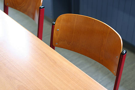Schulstuhl und Tisch.
