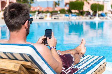 Zum Themendienst-Bericht vom 5. Juli 2022: Wer das Smartphone mit in den Urlaub nimmt, sollte zur eigenen Sicherheit ein paar Dinge beachten.