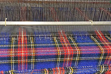 Arbeit in der Fabrik Uist Wool. Für die Äußeren Hebriden ist Harris-Tweed mehr als ein Stoff.