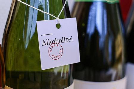 Immer mehr Weingüter, Winzergenossenschaften und Handelskellereien bieten entalkoholisierte Weine an.