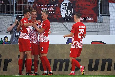 Die Spieler des SC Freiburg bejubeln das 2:0 durch Philipp Lienhart (2.v.l.).