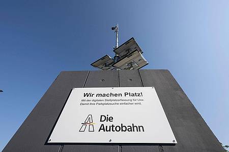 Mit Solarpanelen betrieben wird eine Sensorik-Anlage zur Erfassung freier Stellflächen an der Rastanlage Medenbach an der A3.