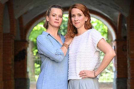 Die Schauspielerinnen Caroline Hanke (l) und Lena Dörrie sind die Hauptdarstellerinnen der neuen ZDF Krimi-Serie «Mordsschwestern».