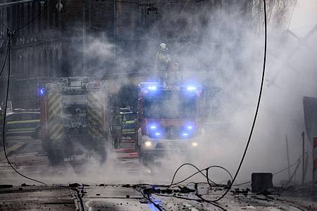 Feuerwehreinsatz wegen einer Gasexplosion in Dresden. Verletzte gab es nach Angaben der Feuerwehr nicht.