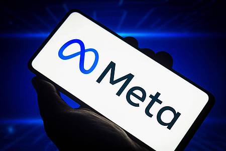 Ein Meta-Logo ist auf einem Smartphone zu sehen.