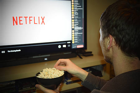 Mann schaut Netflix / Streaming-Review