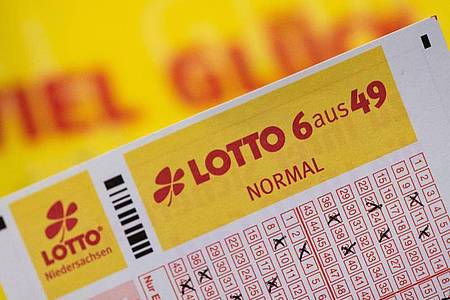 Der Lotto-Jackpot wird geteilt. Foto: Swen Pförtner/dpa