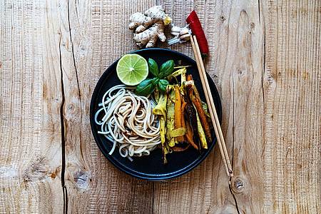 Mit den Udon-Nudeln und der asiatischen Sauce bekommt im Ofen geschmortes Gemüse eine ganz neue Note.