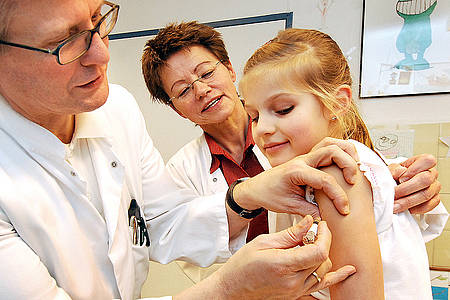 Arzt gibt Mädchen eine Impfung