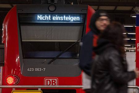 ?Nicht einsteigen? steht auf der Anzeigetafel einer Bahn, die im Hauptbahnhof München steht.