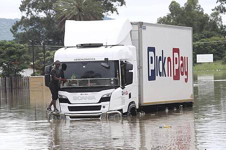 Eine überflutete Straße in Ladysmith. Das anhaltende Extremwetter mit starken Regenfällen in Südafrika hat schon mehrere Menschenleben gefordert. Foto: Uncredited/AP/dpa