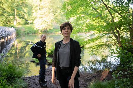 Gerhard Schubecker (Robert Schupp) bringt Judith Mohn (Christina Hecke) an das Flussufer der Nied.
