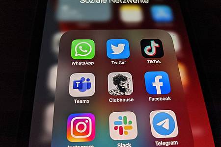 Die Logos der Social-Media-Plattformen und Messenger-Diensten auf einem Smartphone.