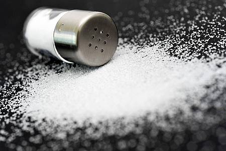 Studien zeigen, dass zu viel Salz im Essen ungesund ist - zu wenig allerdings auch.
