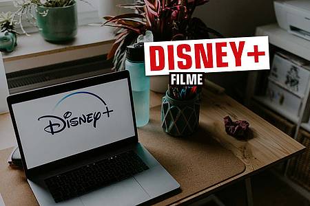 Laptop mit Disney+ auf einem Schreibtisch