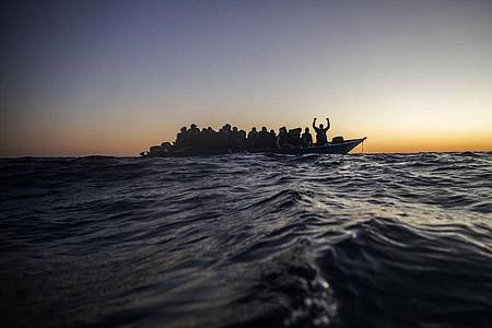 Immer wieder versuchen Menschen, Europa über das Mittelmeer zu erreichen. Foto: Bruno Thevenin/AP/dpa/Symbolbild