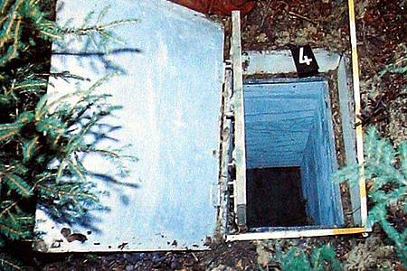 Eine Reproduktion zeigt die Kiste, in der 1981 das zehnjährige Entführungsopfer Ursula Herrmann qualvoll erstickte (Archivbild).