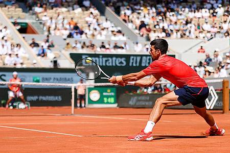 In der ersten Runde der French Open setzte sich Novak Djokovic problemlos durch.