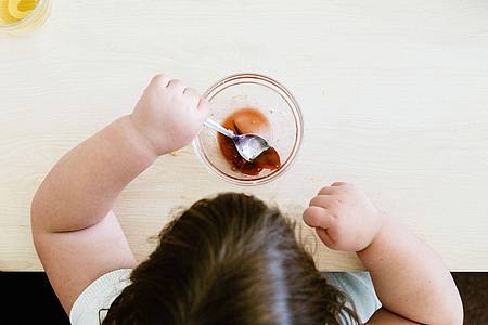 Weniger Zucker, mehr Bewegung: Wenn klar ist, dass beim Kind eine Fettleber vorliegt, ist eine Ernährungsumstellung wichtig.