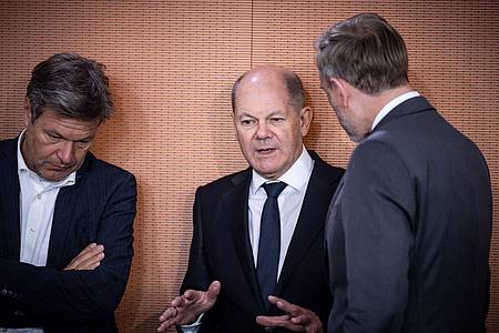 Wollen die Streitthemen aus dem Weg schaffen: Bundeskanzler Olaf Scholz (m.), Bundesfinanzminister Christian Lindner (r.) und Bundeswirtschaftsminister Robert Habeck.