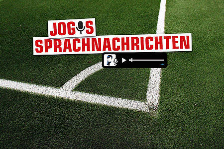 Jogis Sprachnachricht / Schrift auf grünem Fußballrasen