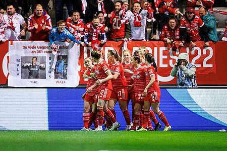 Die Spielerinnen des FC Bayern feiern den Sieg gegen den VfL Wolfsburg.