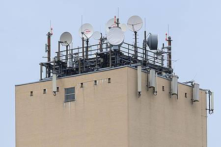 Richtfunkantennen, Fernsehantennen und Mobilfunkmasten sind auf einem alten Wasserturm in Dresden installiert.
