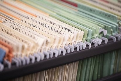 Verschiedenfarbige Akten in einem Hängeregister.