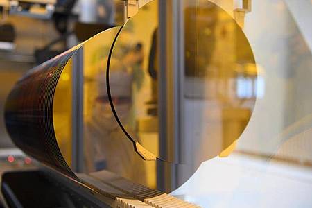 Ein 300-Millimeter-Wafer im Reinraum der neuen Halbleiterfabrik von Bosch. Preiserhöhungen im Zuge der globalen Chip-Knappheit haben die Halbleiter-Umsätze im vergangenen Jahr laut Marktforschern um ein Viertel hochspringen lassen. Foto: Robert Michael/dpa-Zentralbild/dpa