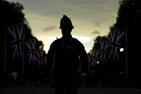 Ein britischer Polizist in London: Den Beamten wird eine «weit verbreitete Nichteinhaltung» gesetzlicher Schutzmaßnahmen vorgeworfen (Symbolbild).