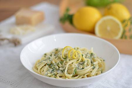 Amalfi-Zitronen mit ihren dicken Schalen sind perfekt für ein intensives Aroma der Linguine al limone.