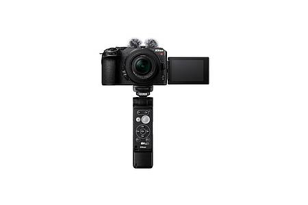 Im Vlogging-Kit mit Haltestativ und Bluetooth-Fernbedienung ist die Nikon Z 30 für 1000 Euro zu haben.