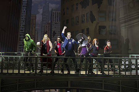 Die Darsteller des Avengers-Musicals posieren in ihrer Tanzummer