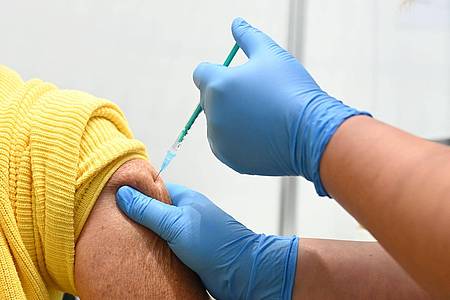 Die Ständige Impfkommission (Stiko) hat sich in einem Beschluss in bestimmten Fällen für eine Corona-Auffrischimpfung mit angepassten Präparaten ausgesprochen.