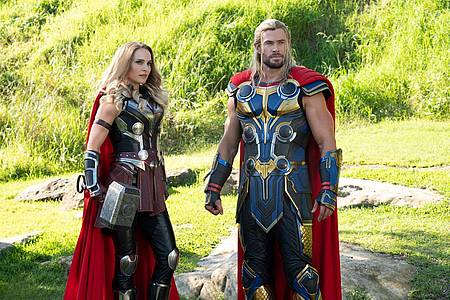Wie Spielzeugfiguren: Natalie Portman (l)  und Chris Hemsworth in "Thor: Love and Thunder".
