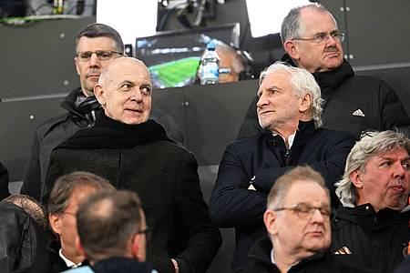 DFB-Präsident Bernd Neuendorf (l) und DFB-Sportdirektor Rudi Völler auf der Tribüne.