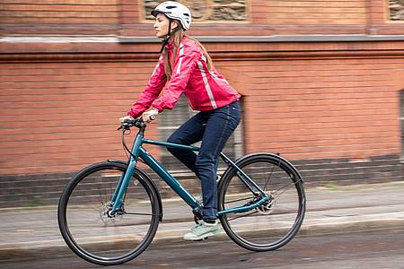 Wer den Rücken beim Fahrradfahren leicht nach vorne beugt, erzeugt eine gewisse Vorspannung. Sie schützt und stabilisiert die Wirbelsäule.