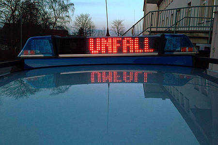 Polizeiauto mit der Leuchtschrift "Unfall".