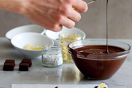 Mit speziellen Pralinengabeln ist es möglich, Pralinen oder Trüffel in Schokolade zu tunken oder mit Kuvertüre zu überziehen.